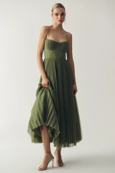 Olivia-kjole – Moderne eleganse med åpen rygg